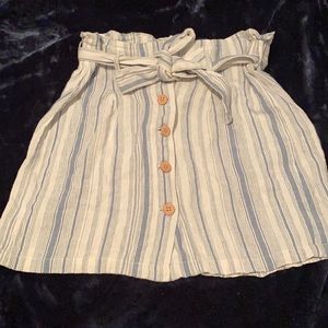 Skirt with gathered tie waist.